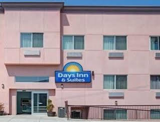 Days Inn & Suites By Wyndham Ozone Park/Jfk Airport New York Exterior photo